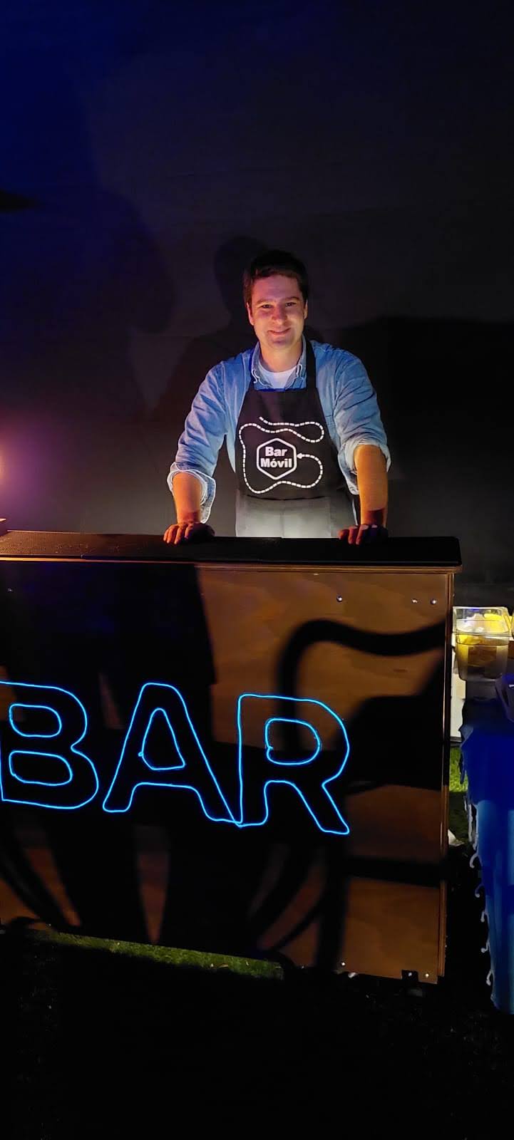 Andrés en la barra